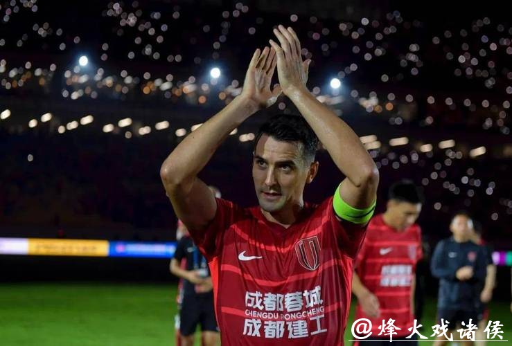 中超冬窗瓜分钱袋，周定洋薪水成绊脚石，辽宁铁人瞄准巴西锋霸打破平衡，中场老将走留悬念重重，新援适应成最大考验